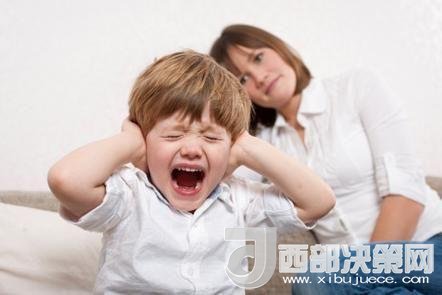 這時孩子可能會一直哭，甚至觀察父母的反應。父母這時候可以讓他哭，哭累了自然就會停下，要讓孩子明白“鬧起來沒道理我不會心疼你”。