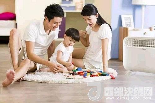 兒童時期，孩子好奇心強，喜歡“打破砂鍋問到底”、“探究性拆東西”、“自言自語做游戲”。這些聽似好笑，看似頑皮的言行舉止，恰恰就是孩子創(chuàng)造火花的閃現(xiàn)。心理學家鄧斯克認為，小孩子在游戲中的“假裝”會大大促進他們的發(fā)散思維。