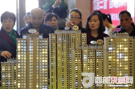 資料圖：民眾選購(gòu)商品房。 <a target='_blank' >中新社</a>記者 韋亮 攝