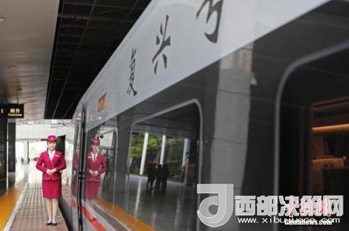 資料圖：4月10日，列車員在“復(fù)興號(hào)”列車旁迎接旅客的到來(lái)。 <a target='_blank'  data-cke-saved- >中新社</a>記者 殷立勤 攝