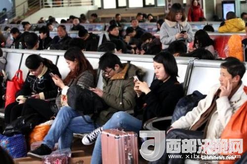 資料圖：移動(dòng)互聯(lián)網(wǎng)時(shí)代，旅客都拿著手機(jī)打發(fā)時(shí)間。<a target='_blank' >中新社</a>記者 王中舉 攝