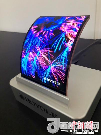 柔宇科技全柔性顯示屏在固定曲面上的應(yīng)用?！∪嵊羁萍脊﹫D 攝