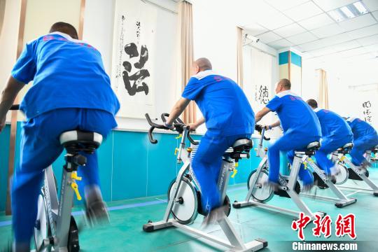 山西省戒毒人員正在進行身體鍛煉?！⊥踅ㄜ?攝