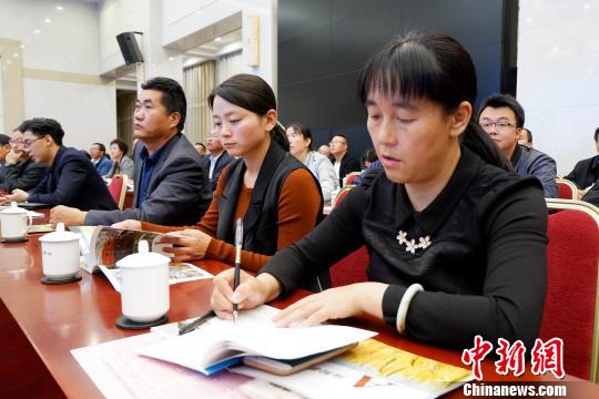 圖為與會嘉賓聆聽專家演講?！±铍h 攝