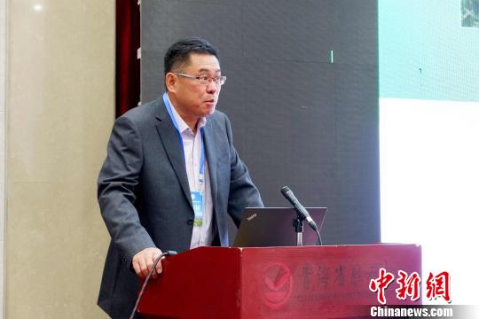 圖為青海省農(nóng)林科學(xué)院副院長、國家大麥青稞產(chǎn)業(yè)技術(shù)體系崗位科學(xué)家遲德釗正在發(fā)言?！±铍h 攝