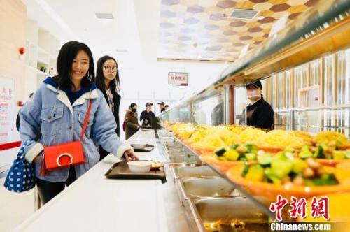 　資料圖：消費者在餐廳就餐?！惴?攝