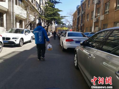 圖為餓了么配送員正在送餐。 謝藝觀 攝