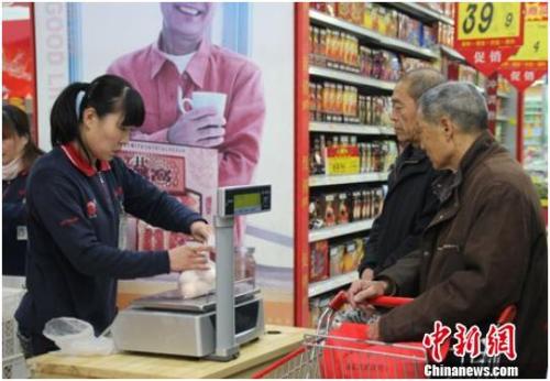 資料圖：在保定市北市區(qū)一家大型超市內(nèi)，促銷員正在為購(gòu)買雞蛋的市民稱量、打包。李芳華 攝