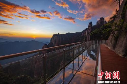  資料圖：霞光映照在三清山棧道玻璃上?！溆榔?攝