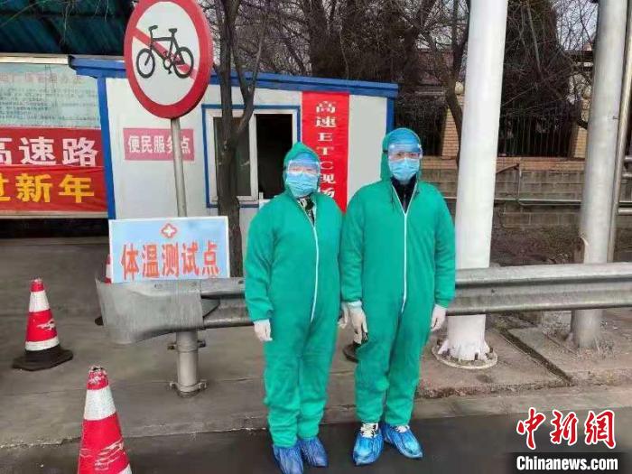 鄉(xiāng)鎮(zhèn)衛(wèi)生院和社區(qū)衛(wèi)生中心工作人員排查發(fā)熱患者?！〗樾菔嗅t(yī)療集團(tuán)供圖 攝