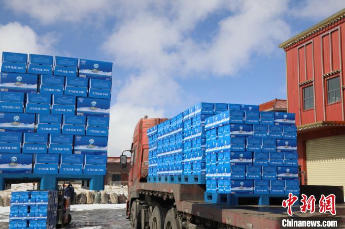 圖為當雄的冰川礦泉水裝車，即將發(fā)往湖北?！‘斝劭h 供圖 攝