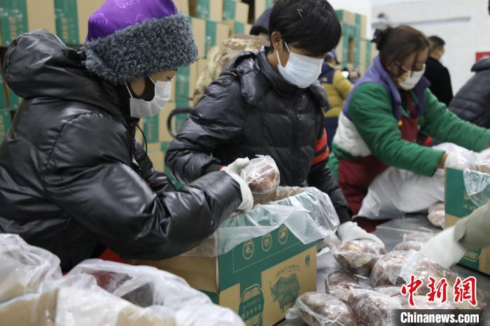 當雄縣民眾打包當地的特產，“有身份證”牦牛肉?！‘斝劭h 供圖 攝