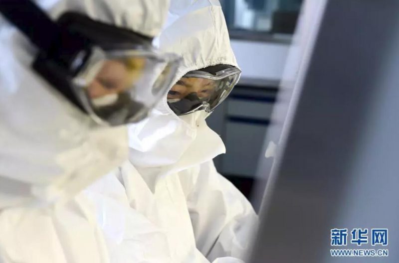 ▲資料圖片：負(fù)責(zé)新型冠狀病毒核酸檢測的工作人員，在實驗室進行樣本處理。（新華社發(fā) 周牧 攝）