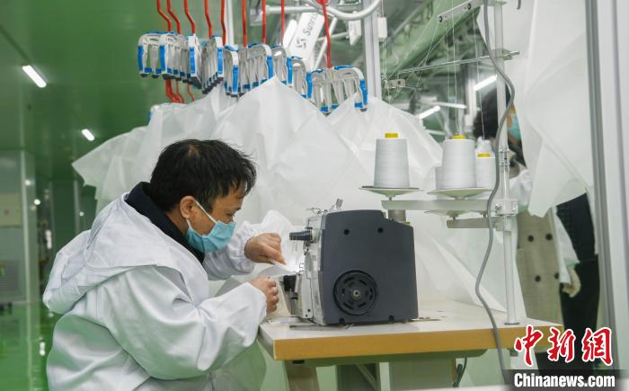 工人生產(chǎn)防護(hù)服，保障抗疫物資供應(yīng)。廣安市委宣傳部供圖