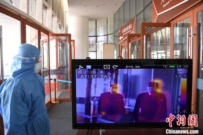 圖為游客步行通過紅外線測溫通道?！钇G敏 攝