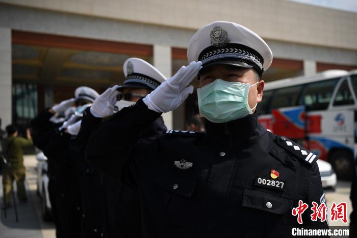 圖為交警們向醫(yī)療隊敬禮?！】灯?攝