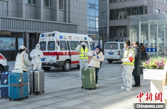 圖為呼和浩特車站“外防輸入”。　夏亮 攝
