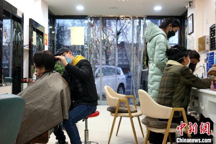 拉薩市民在一美發(fā)店理發(fā)、美甲?！〗w波 攝