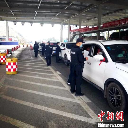 圖為云南一邊境檢查站防控疫情同時(shí)嚴(yán)防境外毒品滲透。　云南省公安廳供圖 攝