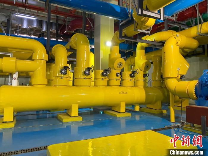 圖為中國移動云南數(shù)據(jù)中心冷卻系統(tǒng)?！⊥蹯簛?攝