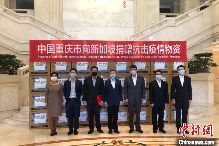 圖為捐贈方與接收方代表合影留念。　劉相琳 攝