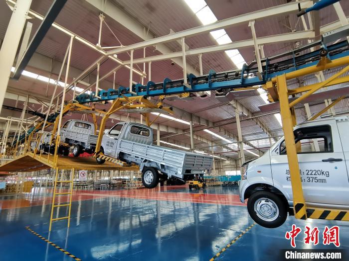 成功汽車是山西省重點(diǎn)轉(zhuǎn)型項目，擁有國內(nèi)先進(jìn)的零部件、發(fā)動機(jī)整機(jī)自動裝配和發(fā)動機(jī)生產(chǎn)線、實驗線，還有國際一流的工業(yè)機(jī)器人?！「唢w 攝