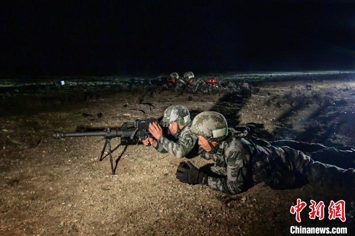 夜間狙擊手摧毀敵探照燈?！∑呀?攝