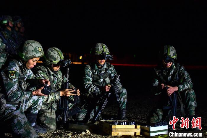 戰(zhàn)士正在補充彈藥?！∑呀?攝