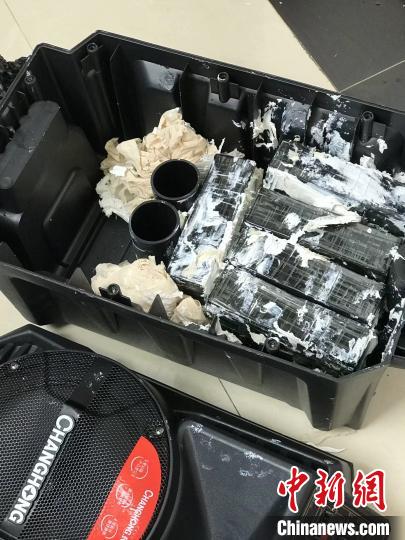 圖為臨滄邊境管理支隊從音響中查獲毒品?！⒂狼?攝