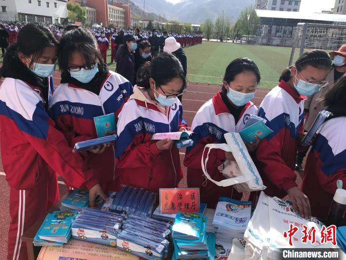 圖為西藏自治區(qū)應(yīng)急管理廳在學(xué)校開展安全生產(chǎn)宣傳(資料圖)。西藏自治區(qū)應(yīng)急管理廳 供圖