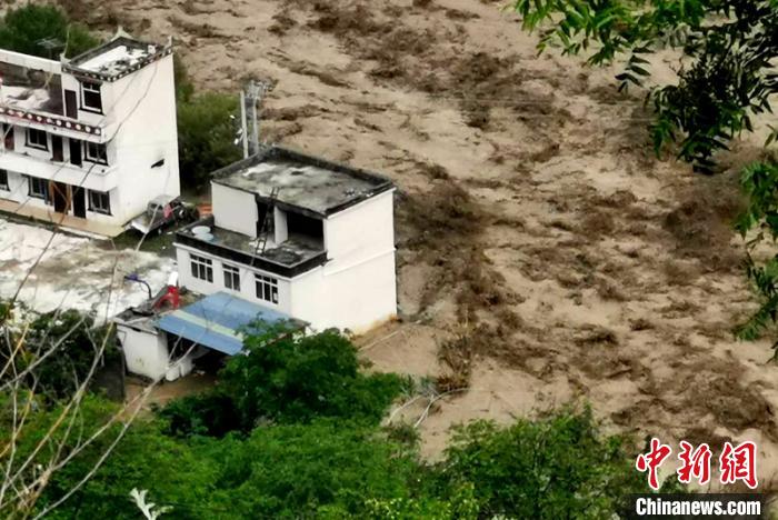 洪水淹沒房屋?！〉ぐ托峁?攝