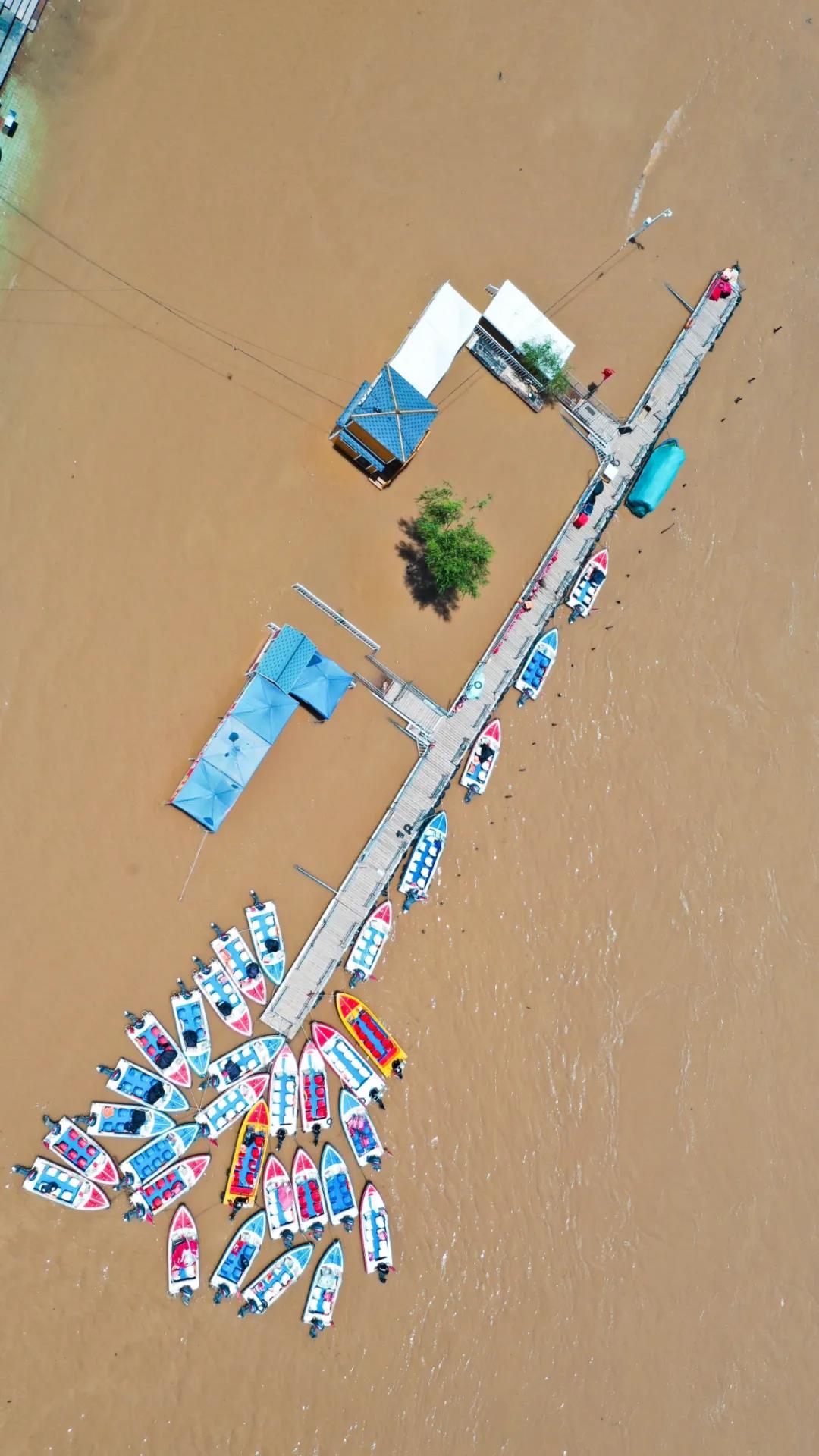 ▲圖為6月27日已暫時(shí)關(guān)閉的黃河蘭州段一處快艇碼頭（無人機(jī)照片）。新華社發(fā)（郎兵兵 攝）