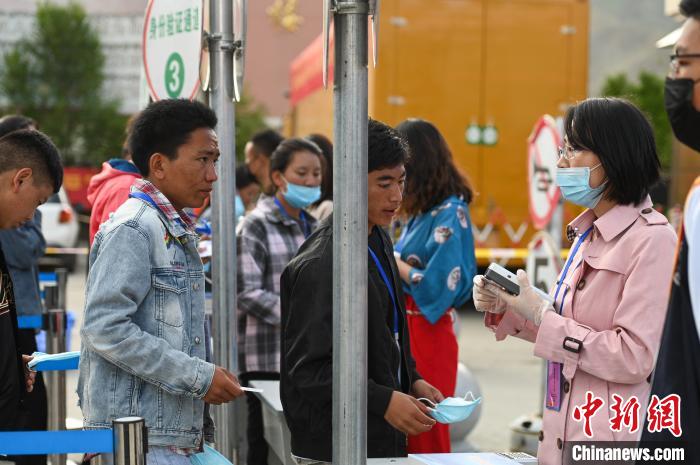7月7日，考生在拉薩三高考點外進行身份證件核驗?！『闻罾?攝