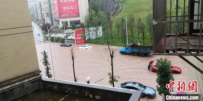 圖為重慶萬州城區(qū)積水嚴(yán)重。　重慶萬州區(qū)委宣傳部供圖 攝