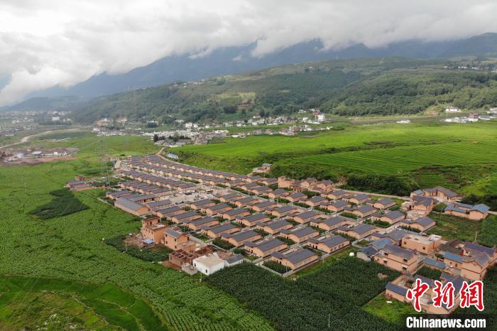 甲甲溝村新建農(nóng)房掩映在農(nóng)作之間?！埨?攝