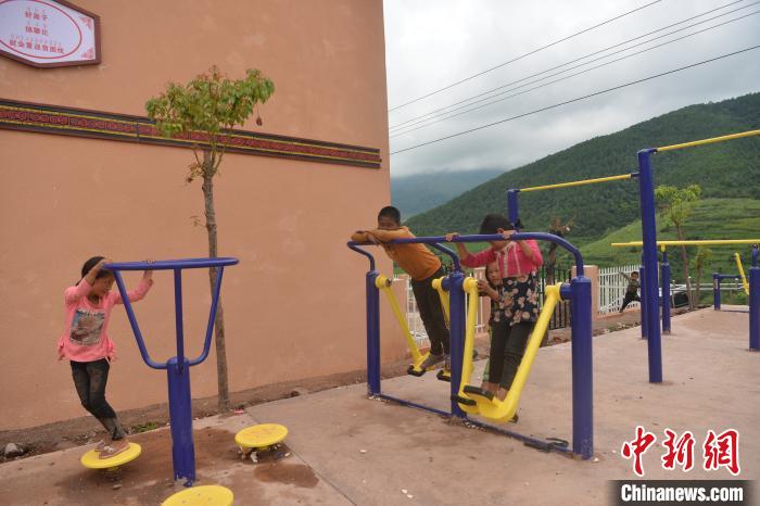 甲甲溝村里玩耍的孩子?！埨?攝