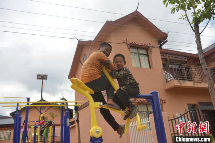 甲甲溝村里玩耍的孩子。　張浪 攝