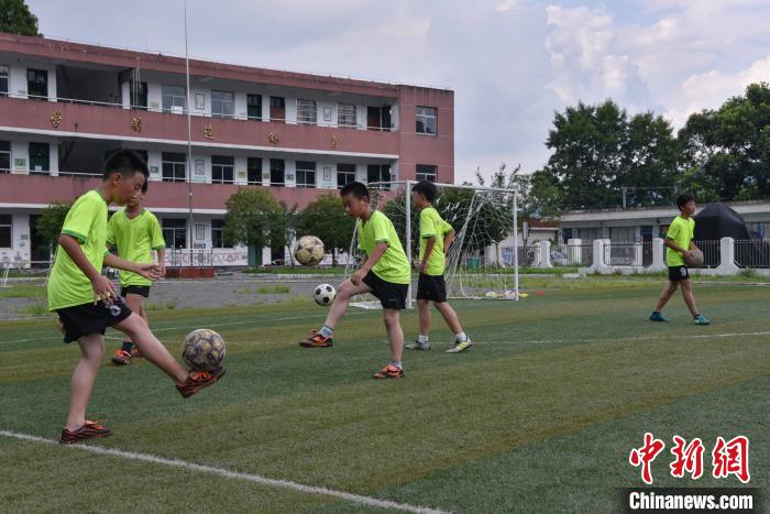 人大代表呼吁篩查防控青少年頸椎、脊柱等健康問(wèn)題