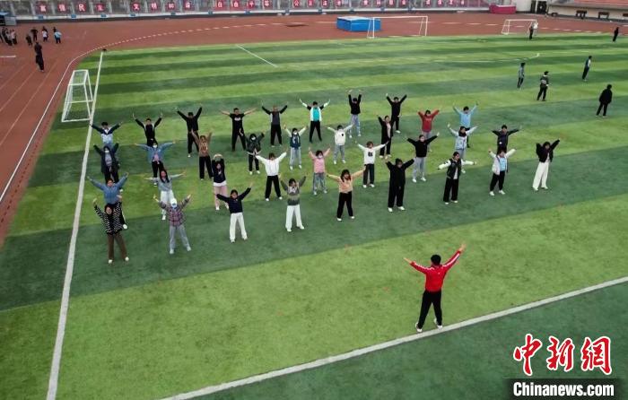 寧夏大學(xué)校園內(nèi)，學(xué)生跟隨老師練習(xí)八段錦。 謝宇 攝
