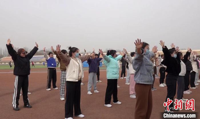 寧夏大學(xué)校園內(nèi)，學(xué)生練習(xí)八段錦。 謝宇 攝