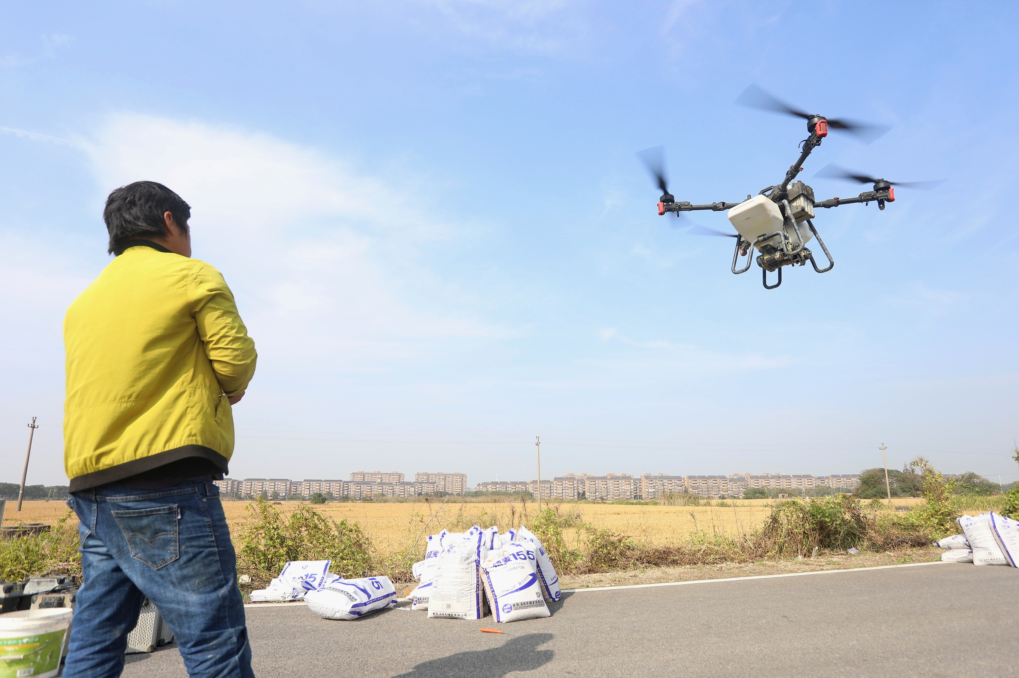 2023年11月15日，浙江嘉興，南湖區(qū)七星街道一處農(nóng)田里，農(nóng)民操縱無人機(jī)進(jìn)行冬小麥飛播。