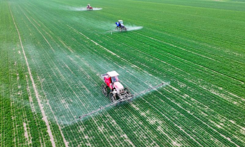 2024年2月18日，安徽省亳州市，利辛縣紀(jì)王場鄉(xiāng)孫老家村麥田，農(nóng)民駕駛自走式高桿噴霧機(jī)對小麥進(jìn)行噴藥作業(yè)。