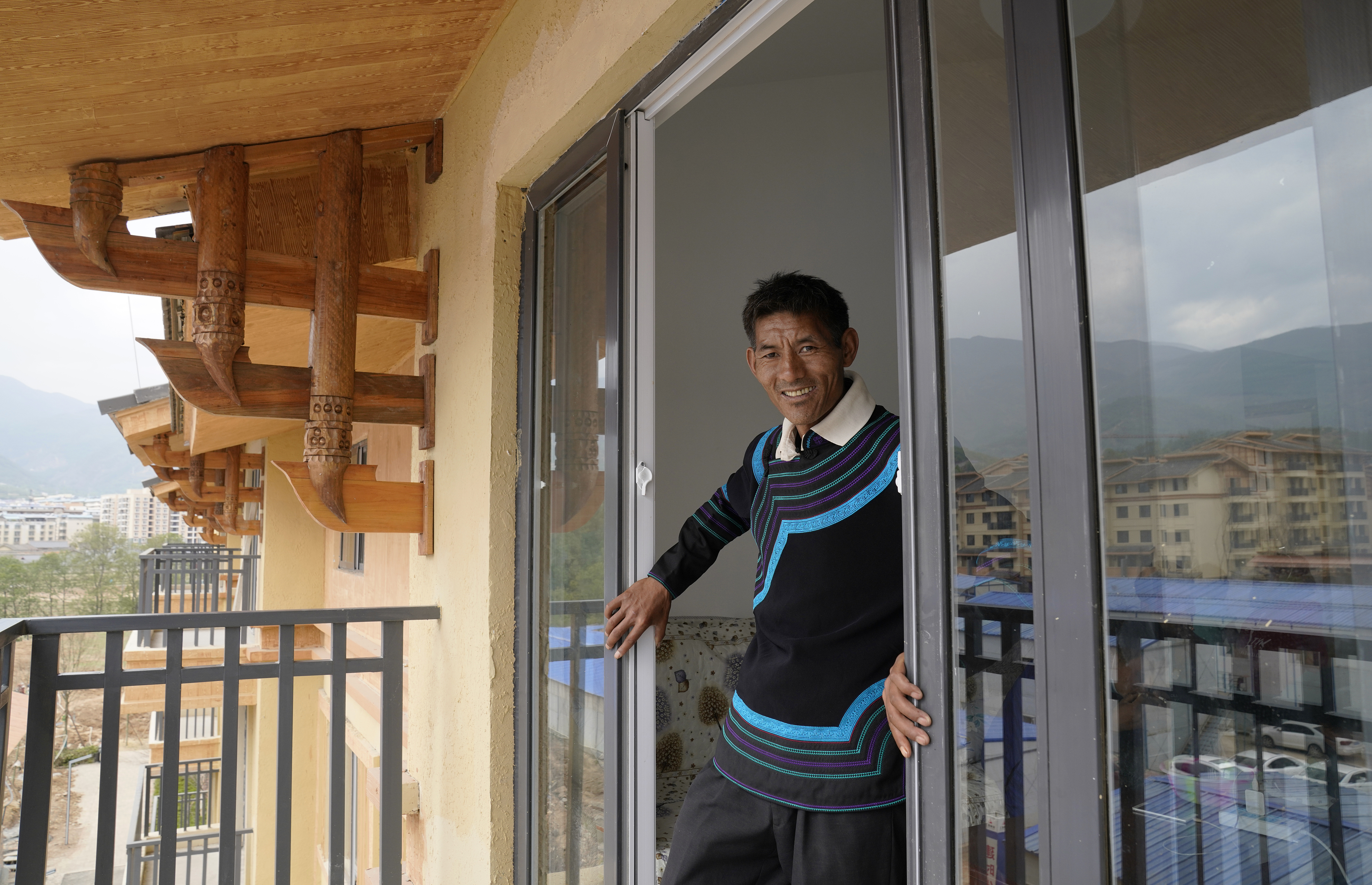 2020年5月14日，四川涼山彝族自治州昭覺縣，“懸崖村”村村民某色伍哈入住新房。